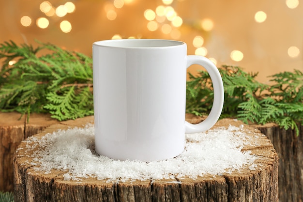 Tasse à café blanche sur fond de Noël en bois avec maquette d'espace de copie de neige pour la publicité