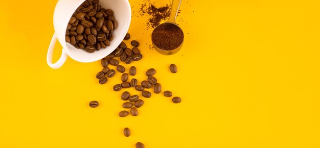 Tasse à café blanche avec grains et café fondu Fond jaune Espace de copie