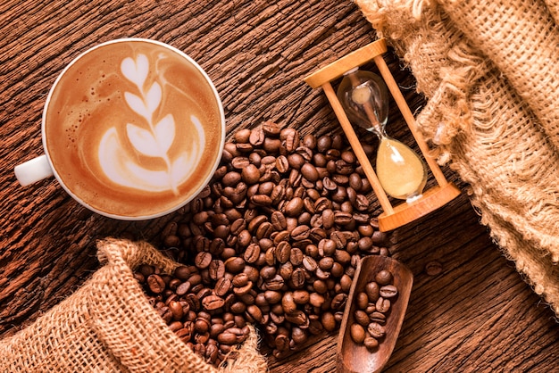 tasse à café blanche et grains de café torréfiés