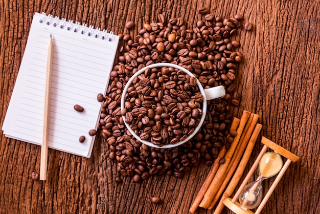 tasse à café blanche et grains de café torréfiés