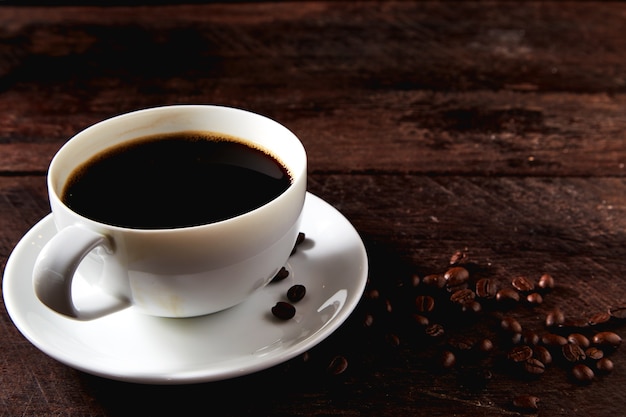 Tasse à café blanche et haricots