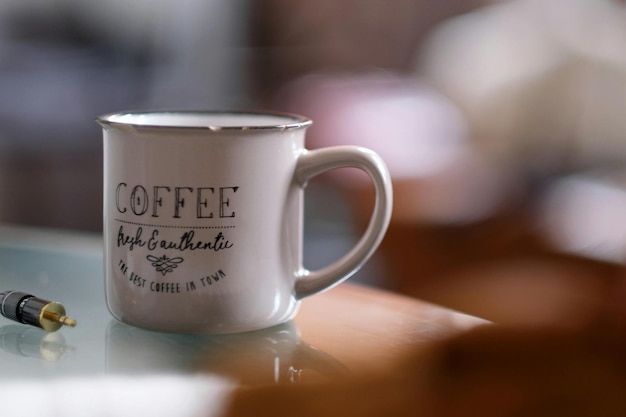 une tasse de café blanche avec les mots café dessus