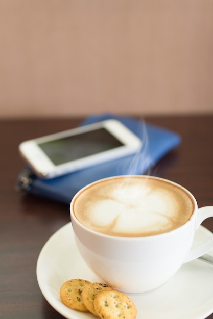 Tasse à café blanche sur table en bois