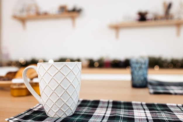 Tasse de café blanche sur une table en bois