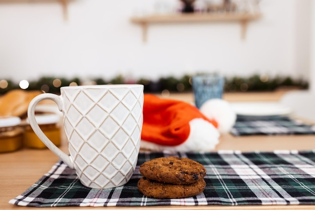 Tasse de café blanche sur une table en bois