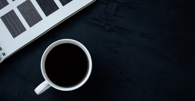 Tasse à café blanche sur table noire