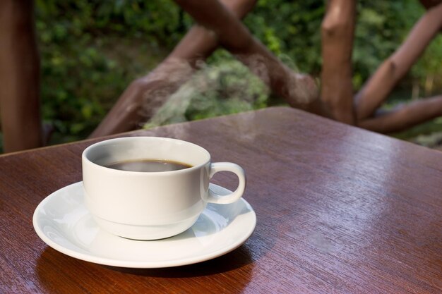 Une tasse de café blanche sur la table.