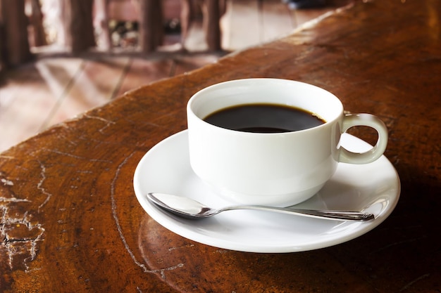 Une tasse de café blanche sur la table.