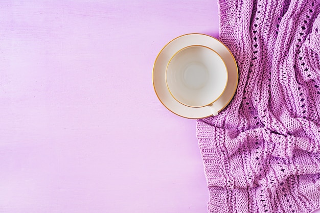 Tasse à café blanche vide sur fond violet