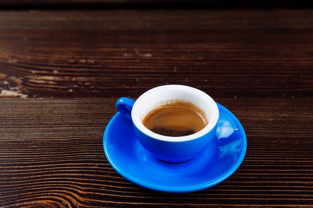 Tasse de café bleu sur un fond en bois