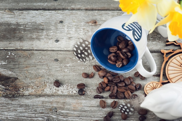 tasse à café bleu et haricots