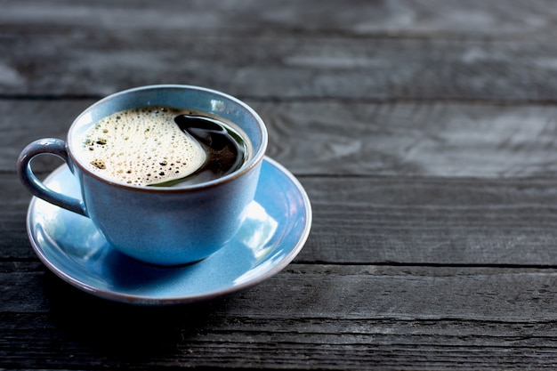 Une tasse de café bleu