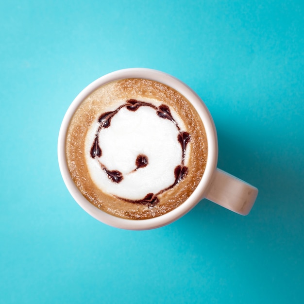 Tasse de café sur bleu