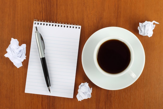 Tasse de café avec bloc-notes et papier froissé xA