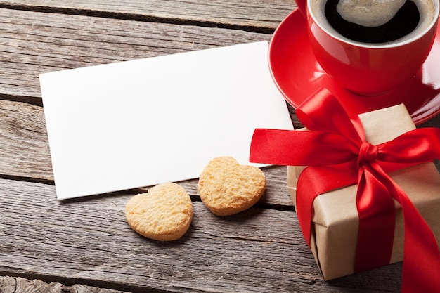 Tasse à café et boîte-cadeau de carte de voeux de saint valentin