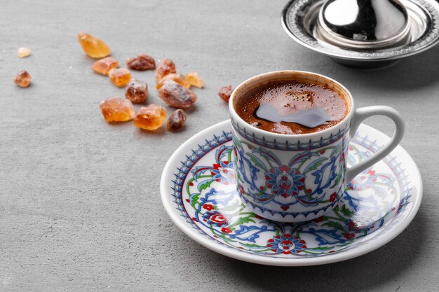 Tasse à café et bonbons sucrés sur table grise