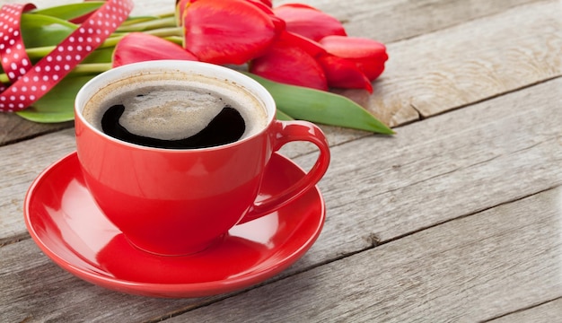 Tasse à café et bouquet de fleurs de tulipes rouges