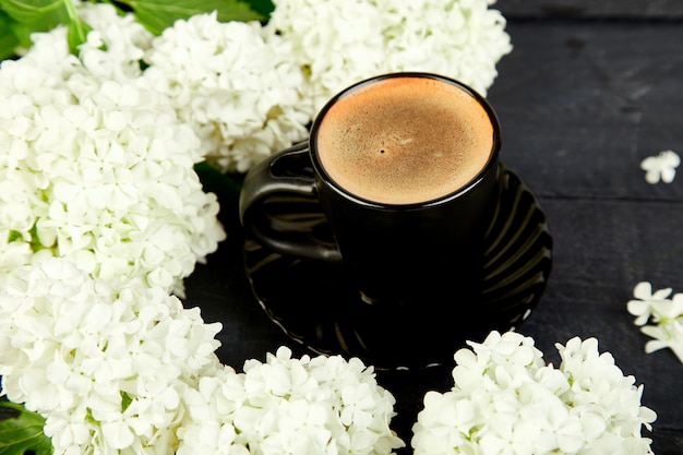 Tasse de café avec bouquet d'hortensia