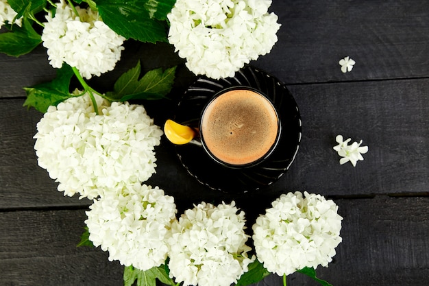 Photo tasse de café avec bouquet d'hortensia