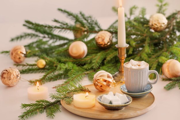 Tasse de café avec des branches de guimauve et de sapin de Noël