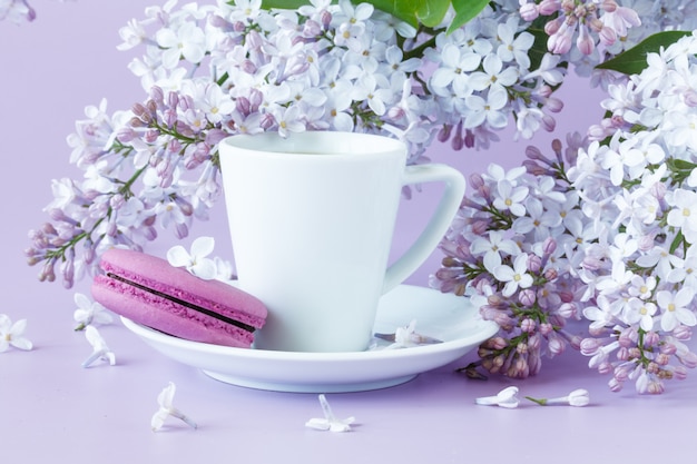 Tasse de café et branches de lilas en fleurs