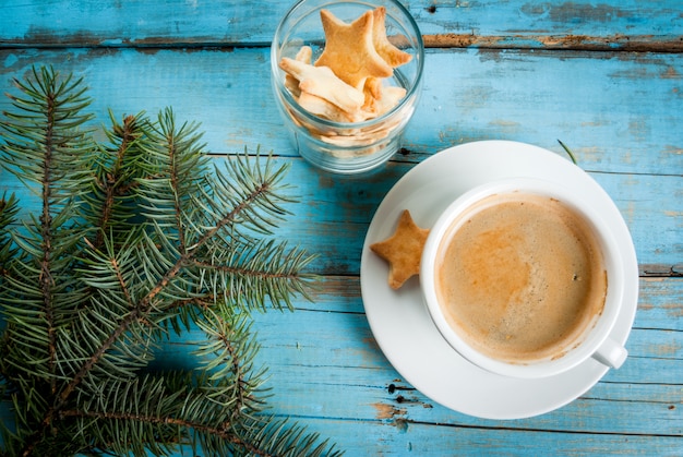 Tasse de café avec les brins d'un arbre de Noël et des cookies