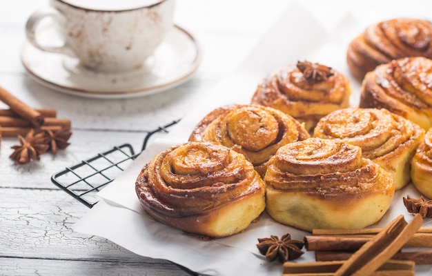 Tasse de café et brioches à la cannelle maison