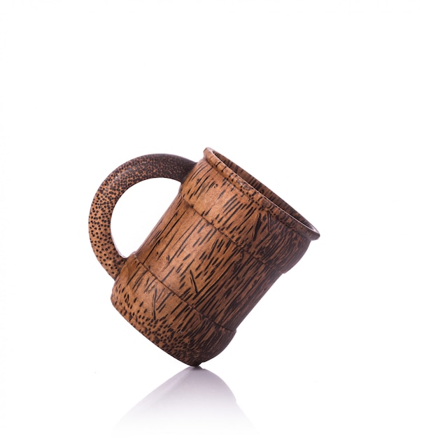 Tasse à café brune en bois de palmier.