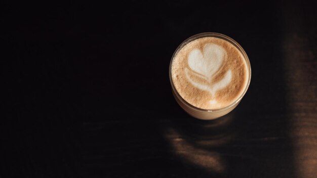 Tasse de café sur le bureau au café