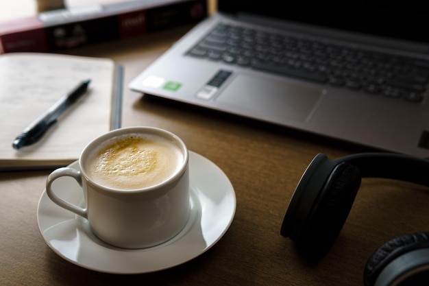 Tasse de café sur un bureau pendant la journée