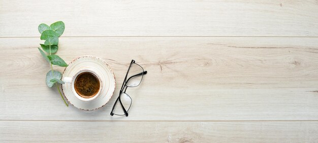 Tasse de café sur le bureau Vue de dessus Espace libre pour votre texte