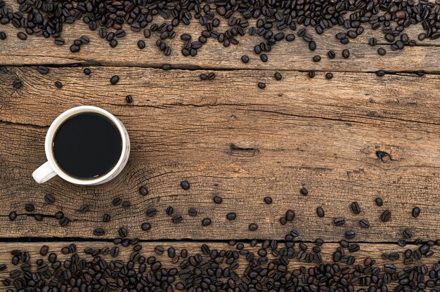 Une tasse de café sur le bureau, vue du dessus