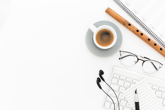 Photo tasse de café sur le bureau