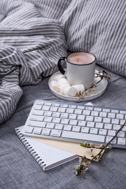 Tasse de café ou de cacao sur le lit