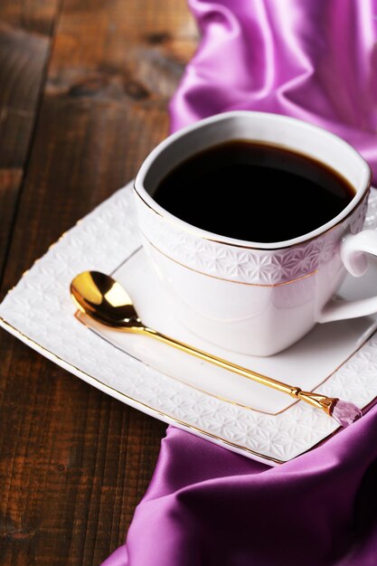 Tasse de café et cadeau sur gros plan de table en bois