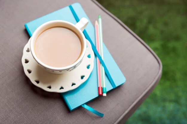 Tasse de café et cahier bleu