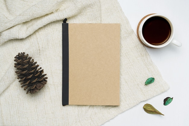 Tasse de café et de cahier sur fond de fil marron