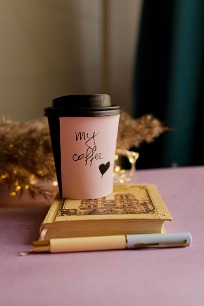 Tasse de café et cahier ouvert sur la table