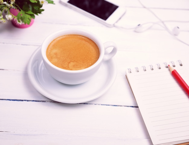 Tasse de café et un cahier vide