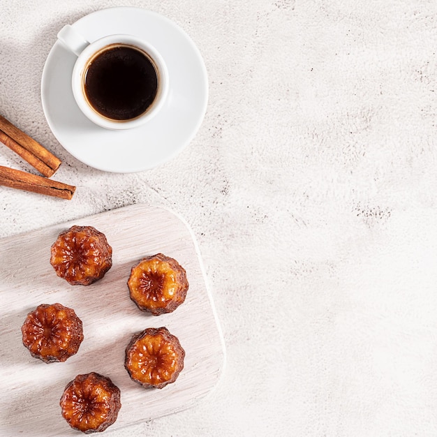 Une tasse de café et canele dessert français sur fond gris