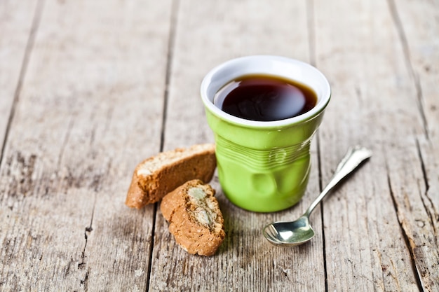 Tasse de café, cantuccini de biscuits italiens frais avec des graines d&#39;amande sur fond de table en bois ructic.