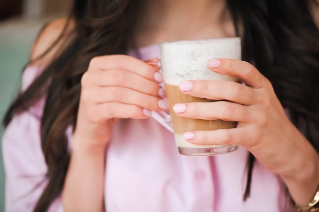 Photo tasse de café ou de cappuccino chaud dans les mains.