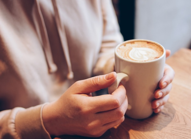 Tasse, café, cappuccino, dans, mains féminines, à, café, gros plan