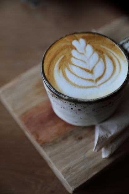 Tasse à café cappuccino sur fond de bois