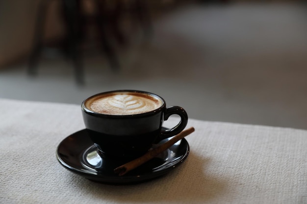 Tasse à café cappuccino sur fond de tissu blanc