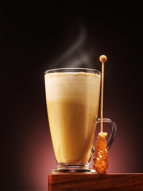 Tasse de café cappuccino ou latte avec des bonbons au caramel