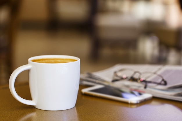 Photo tasse à café cappuccino sur table en bois