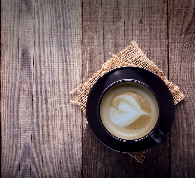 Tasse de café cappuccino sur une vieille table en bois vintage