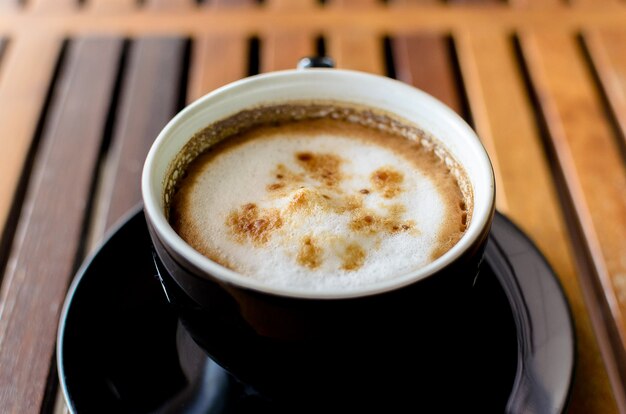 Une tasse de café cappuccino.