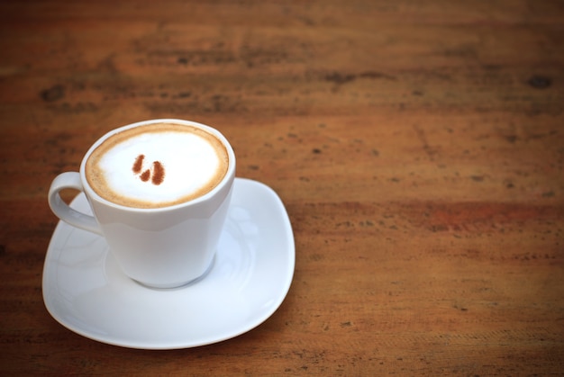 tasse à café capuccino sur table en bois